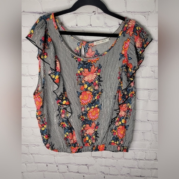 miley and molly Tops - Miley and Molly Floral Print‎ Ruffle Top Size XL